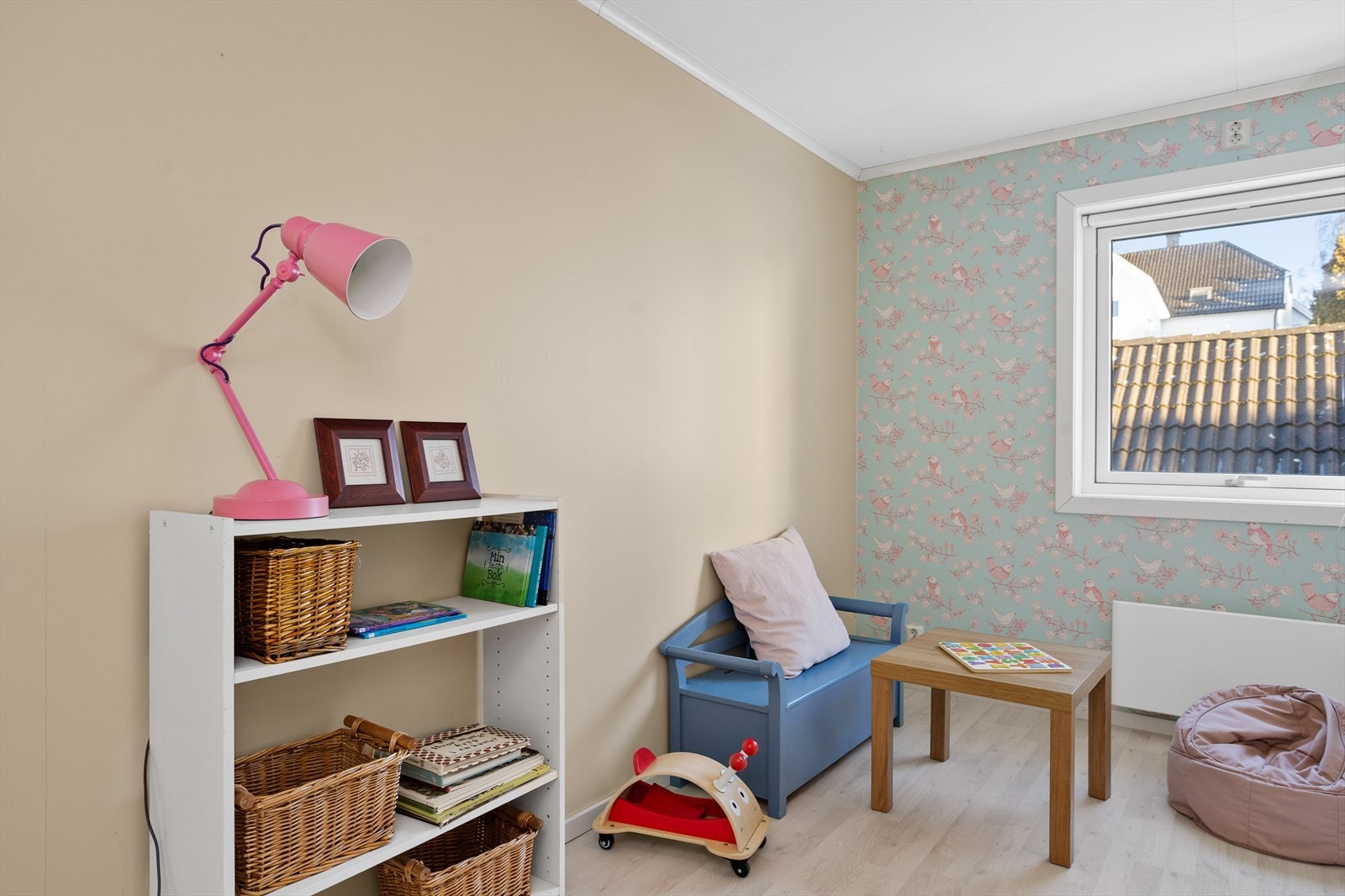 Her er det plass til både seng, lek og oppbevaring, noe som gjør det godt tilpasset barnets behov i hverdagen. Galleribilde