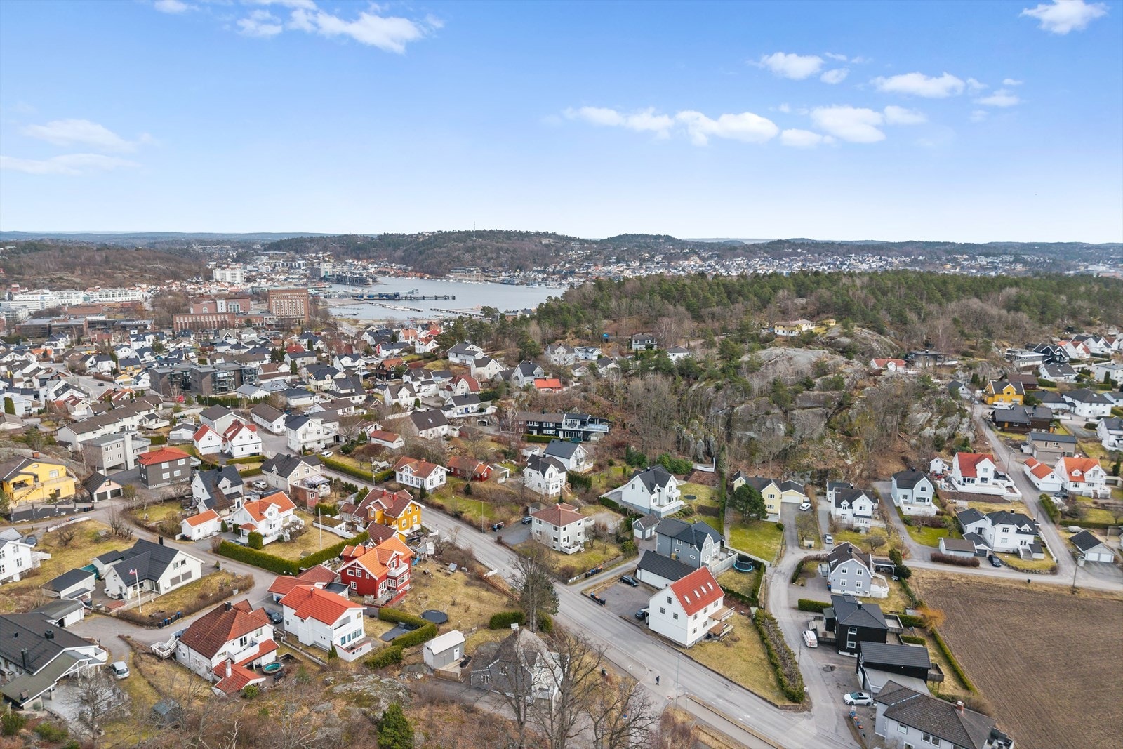 I nærområdet finner du et godt og variert servicetilbud som dekker de fleste behov i hverdagen, med blant annet dagligvarebutikker, servicetilbud og øvrige fasiliteter i kort avstand fra boligen. Galleribilde