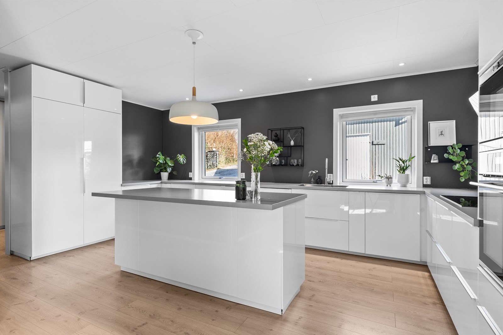 Dette er et lekkert og funksjonelt kjøkken som kombinerer moderne design med praktiske løsninger, og som vil oppleves som et naturlig samlingspunkt i boligen. Galleribilde