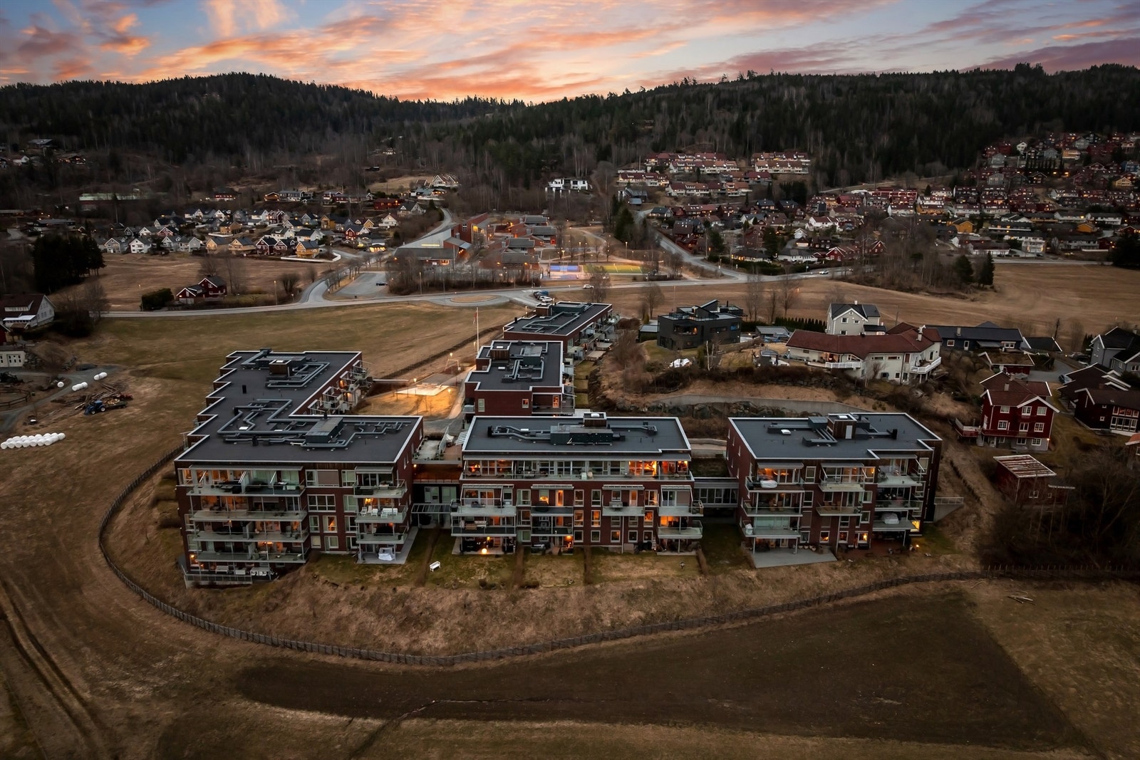 Fra leiligheten har du gangavstand til populære Bærums Verk, et idyllisk handlesenter med gamle småhus og trivelige gågater Galleribilde