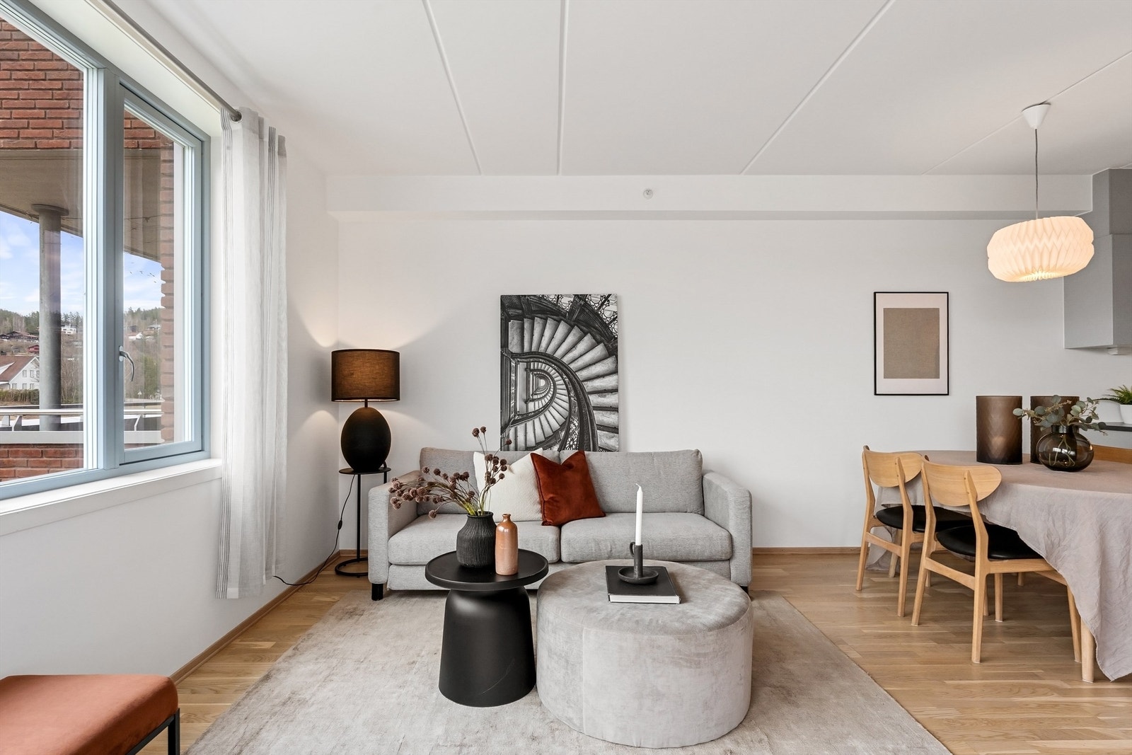 Stuen har gode møbleringsmuligheter med plass for sofagruppe, TV-seksjon, spisegruppe og annet passende møblement Galleribilde