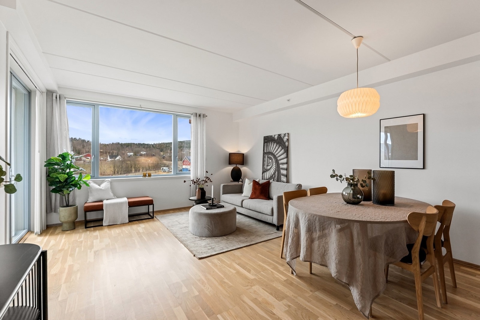 Leiligheten har en stor og lys stue med gode møbleringsmuligheter og flott romfølelse Galleribilde
