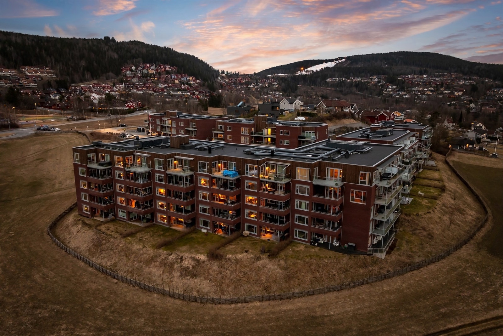 Leiligheten ble oppført i 2020 og holder en moderne og gjennomgående god standard Galleribilde