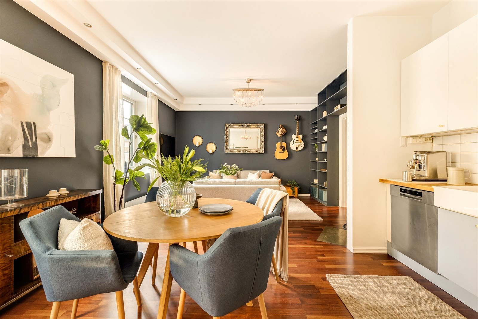 Store vindusflater slipper inn rikelig med naturlig lys, som sammen med de gjennomgående materialvalgene gir rommet et elegant og harmonisk preg. Galleribilde