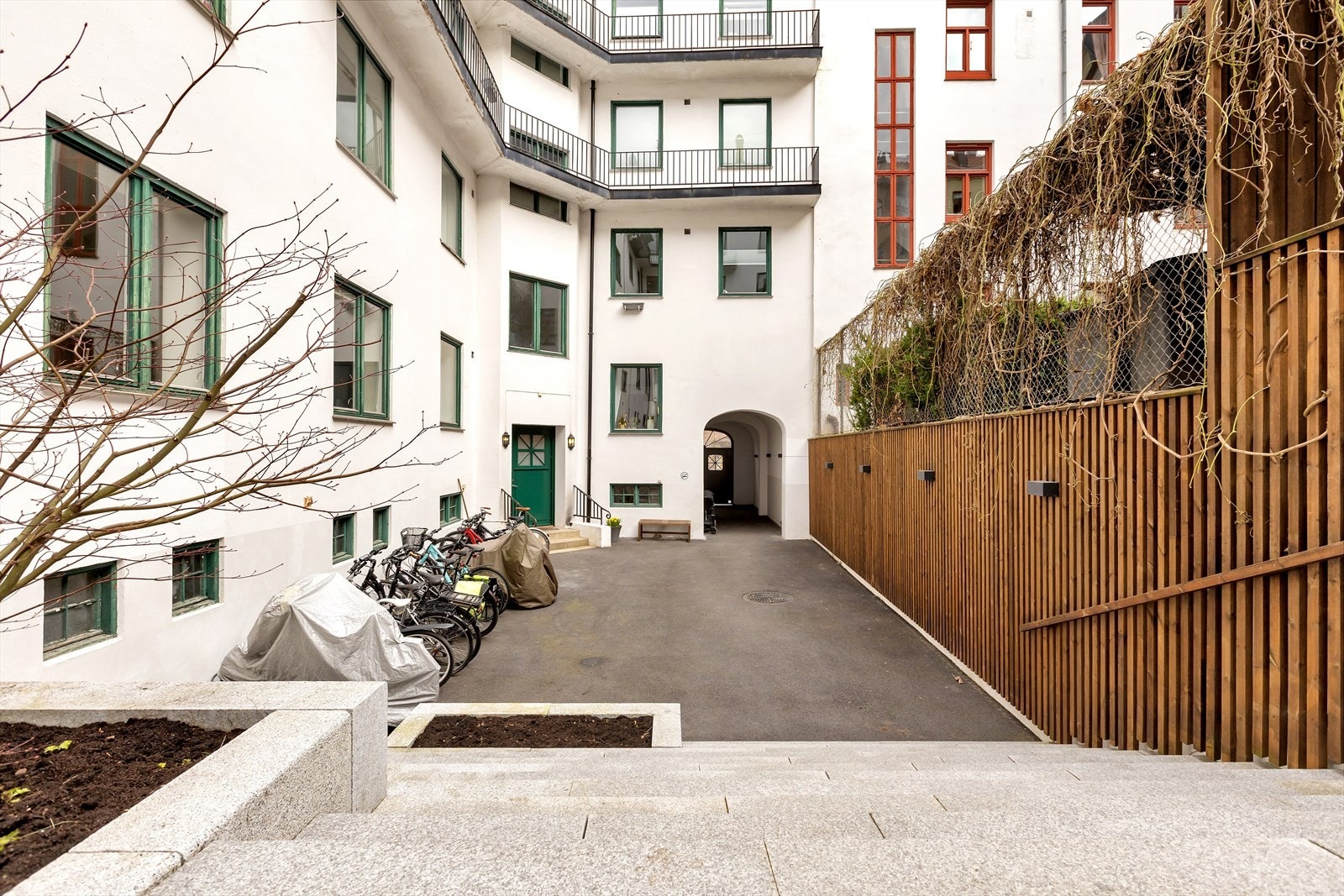 I bakgården er det sykkelparkering. Galleribilde