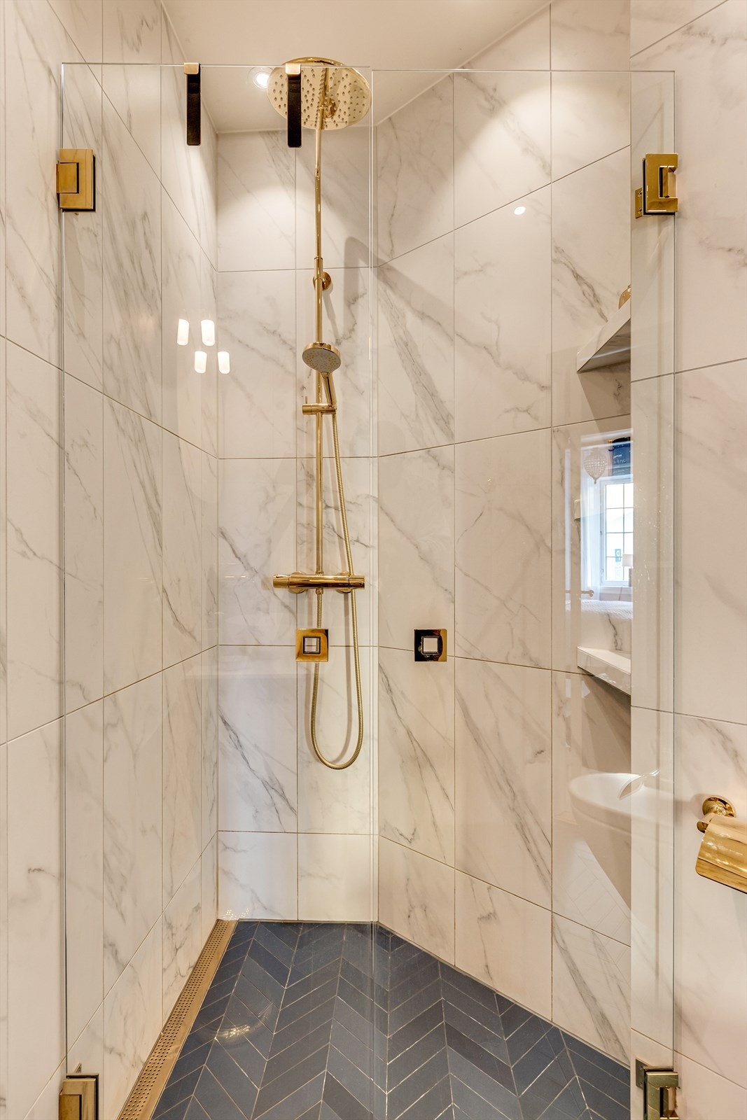 Badet er innredet med vegghengt toalett, dusjsone med glassvegger og innfellbare løsninger, samt en lekker servantinnredning med bolleservant og ettgreps blandebatteri. Galleribilde