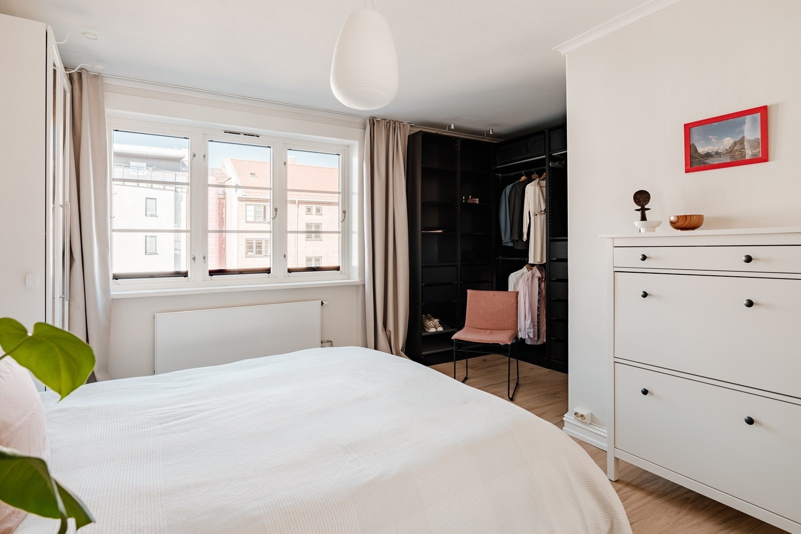 Det er god plass for dobbeltseng med tilhørende nattbord og garderobeskap. Galleribilde