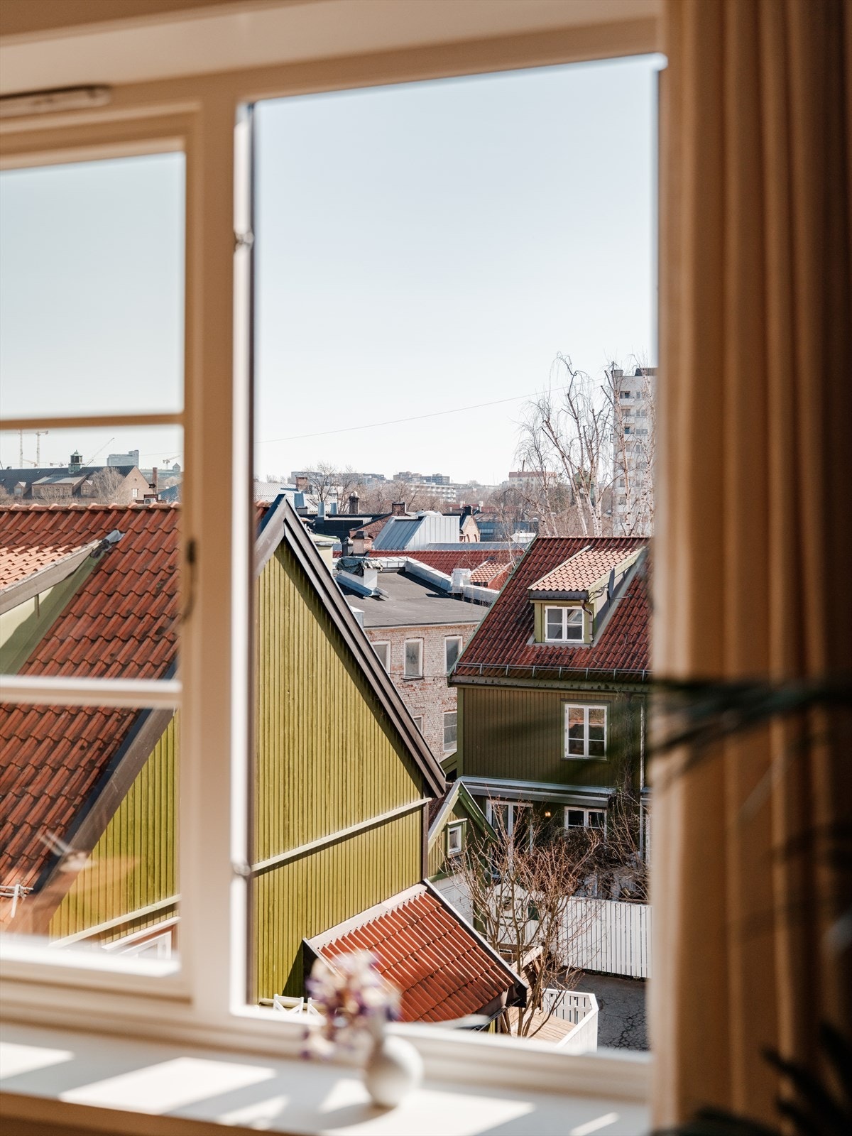 Det er også utsyn mot sjarmerende trehusbebyggelse. Galleribilde