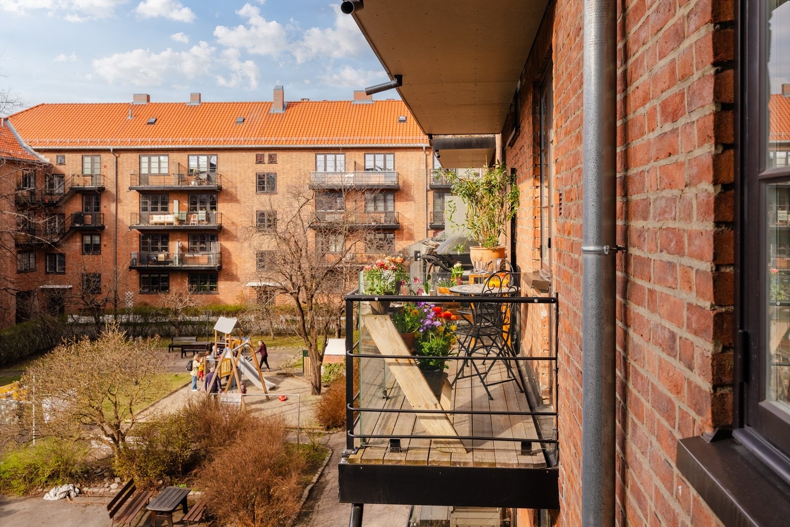 Det er plass til liten sittegruppe, grill og beplantning. Galleribilde