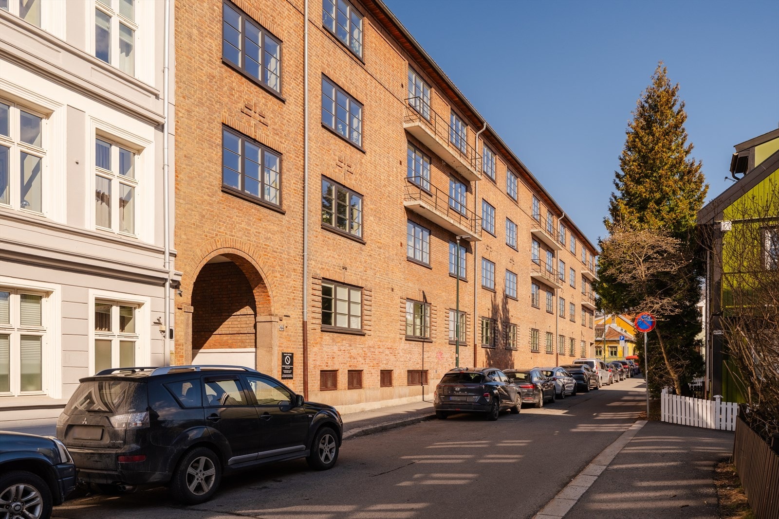 Fasade og vakker buegang inn til bakgården. Galleribilde