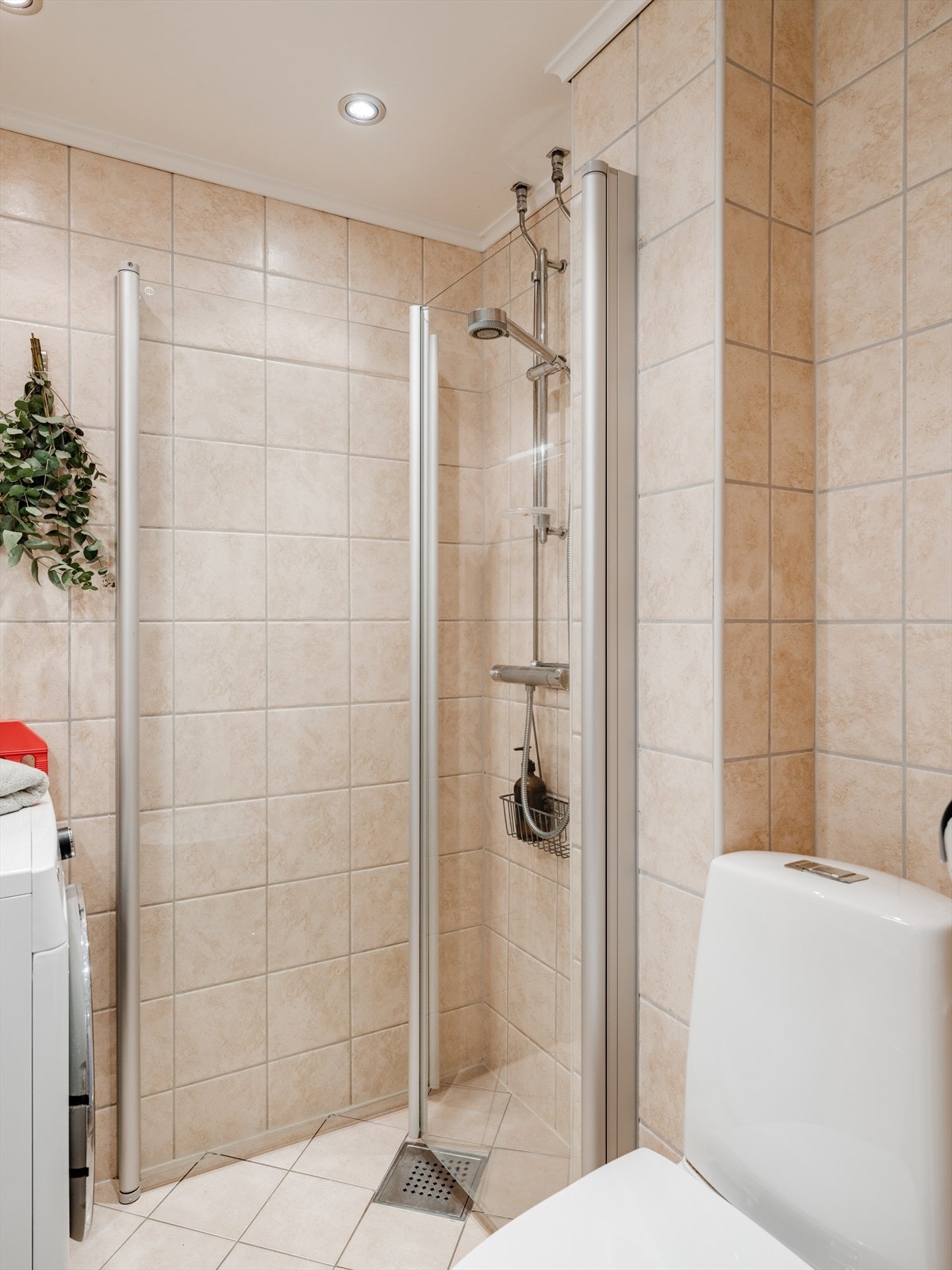 Badet har varmekabler i gulv. Det er innredet med toalett, dusj med innfellbare dusjdører og servant. Opplegg/plass til vaskemaskin. Galleribilde