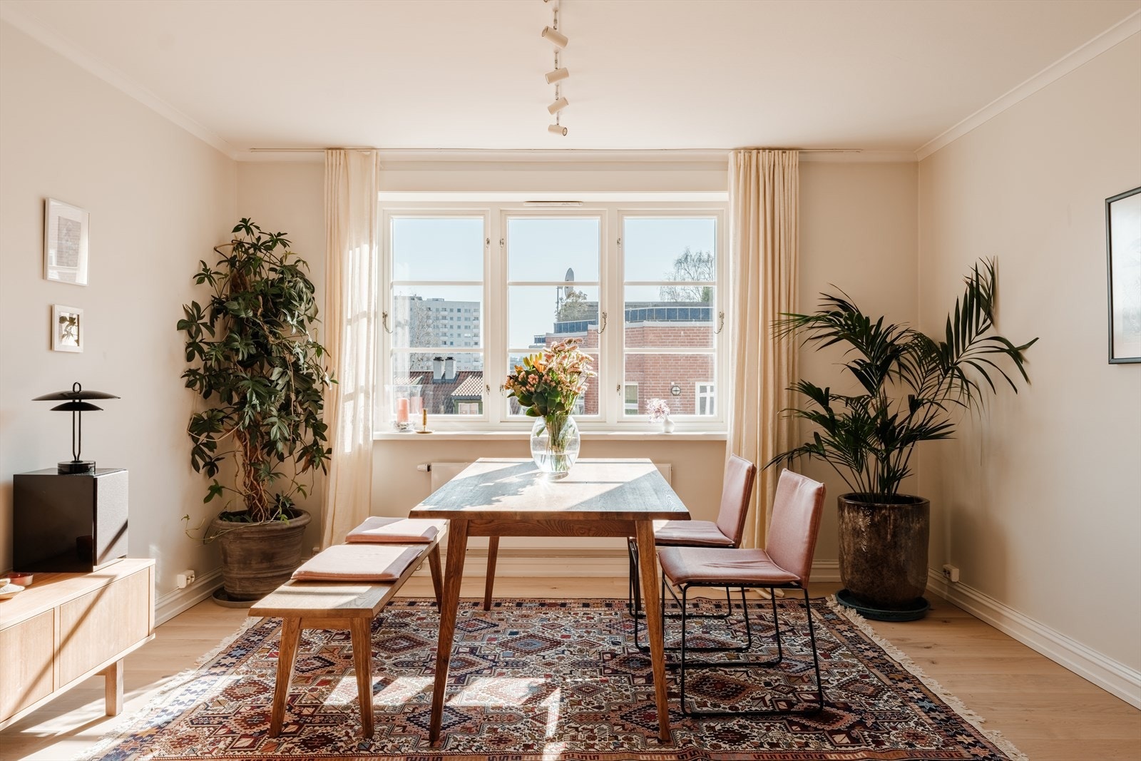 Det store vinduet gir masse naturlig lys inn. Galleribilde