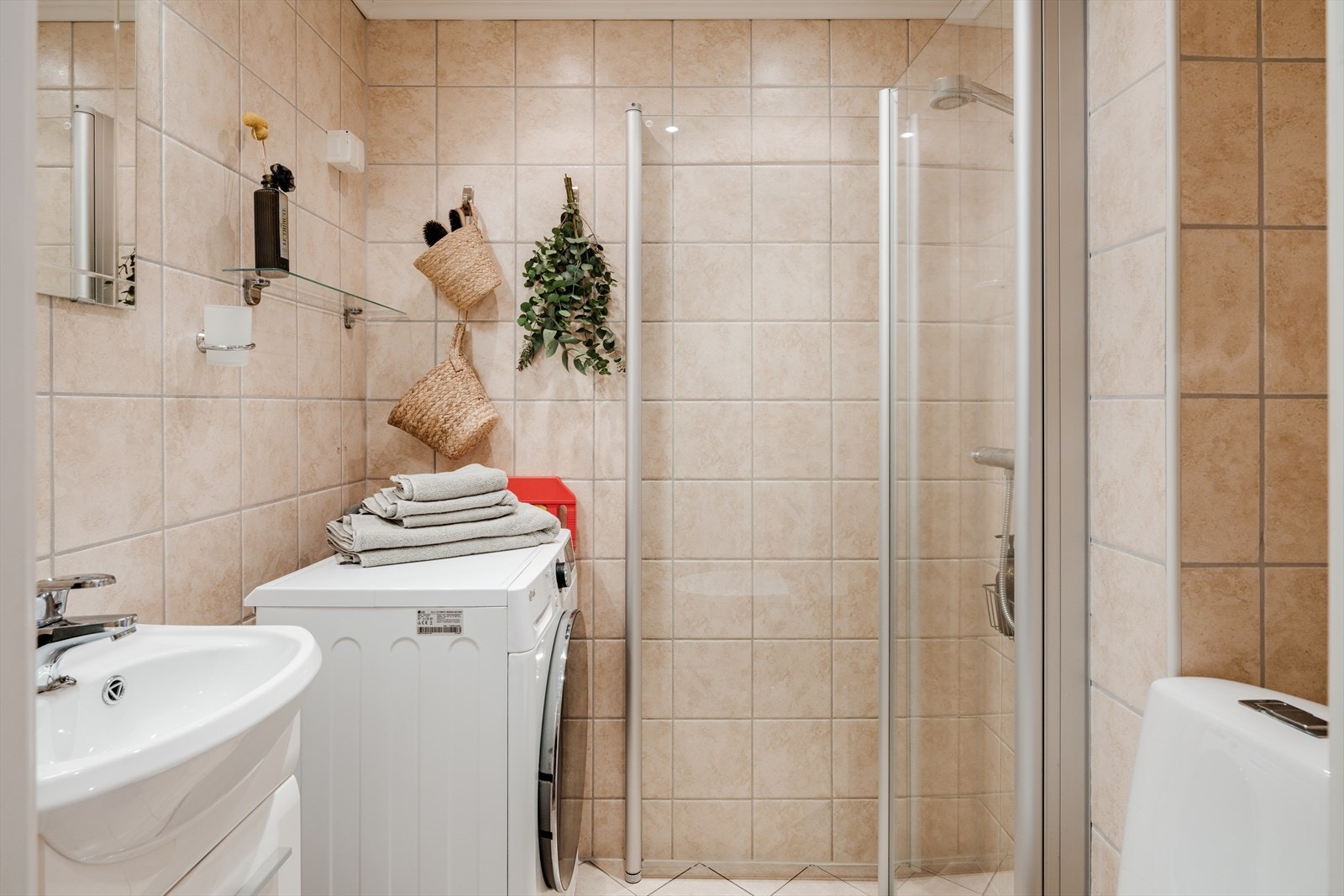 Noen leiligheter har utvidet badet inn mot soverommet for å få større bad. Konferer med megler for mer informasjon. Galleribilde