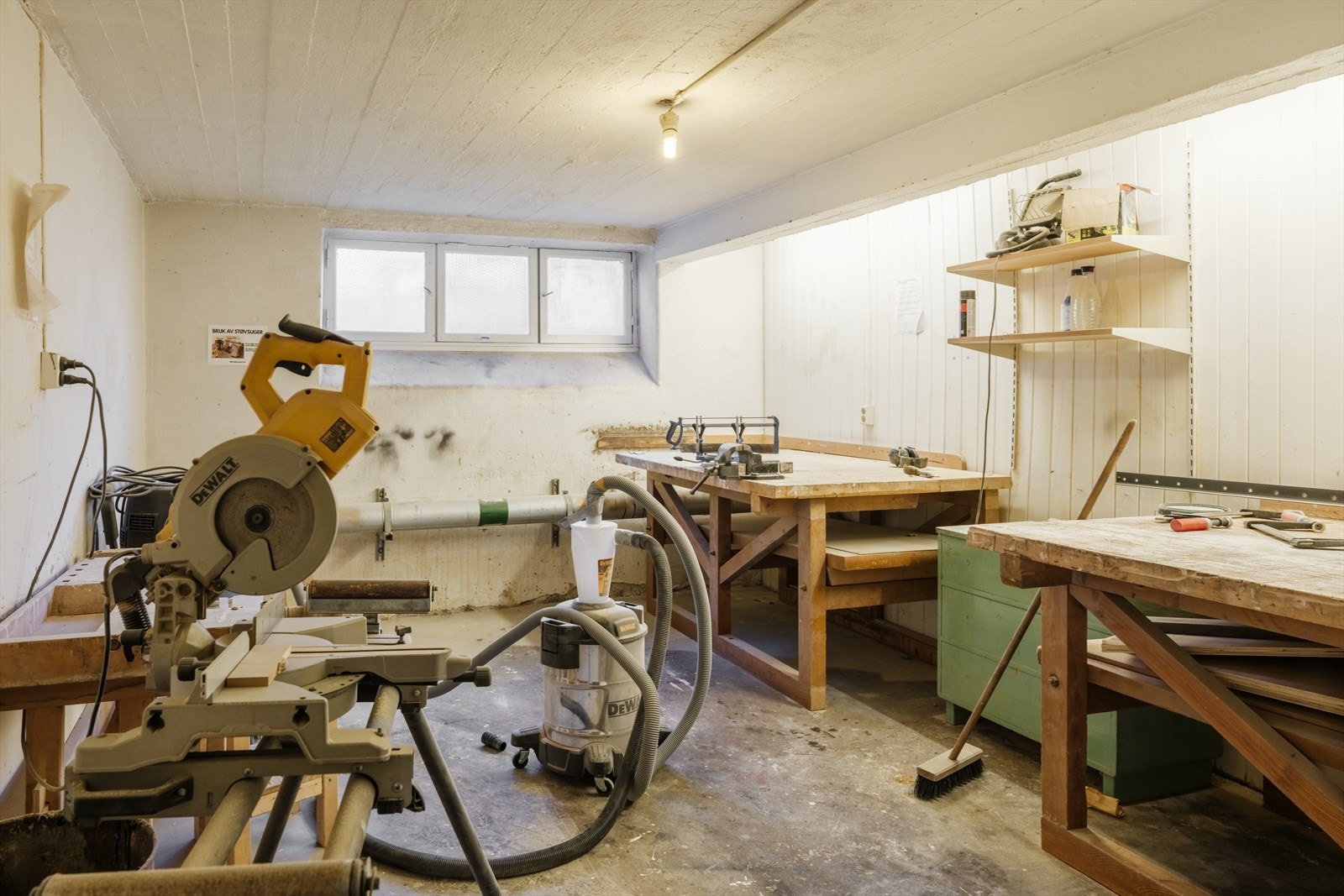 Og et hobbyrom. I tillegg fins det sykkelparkering i kjelleren. Galleribilde