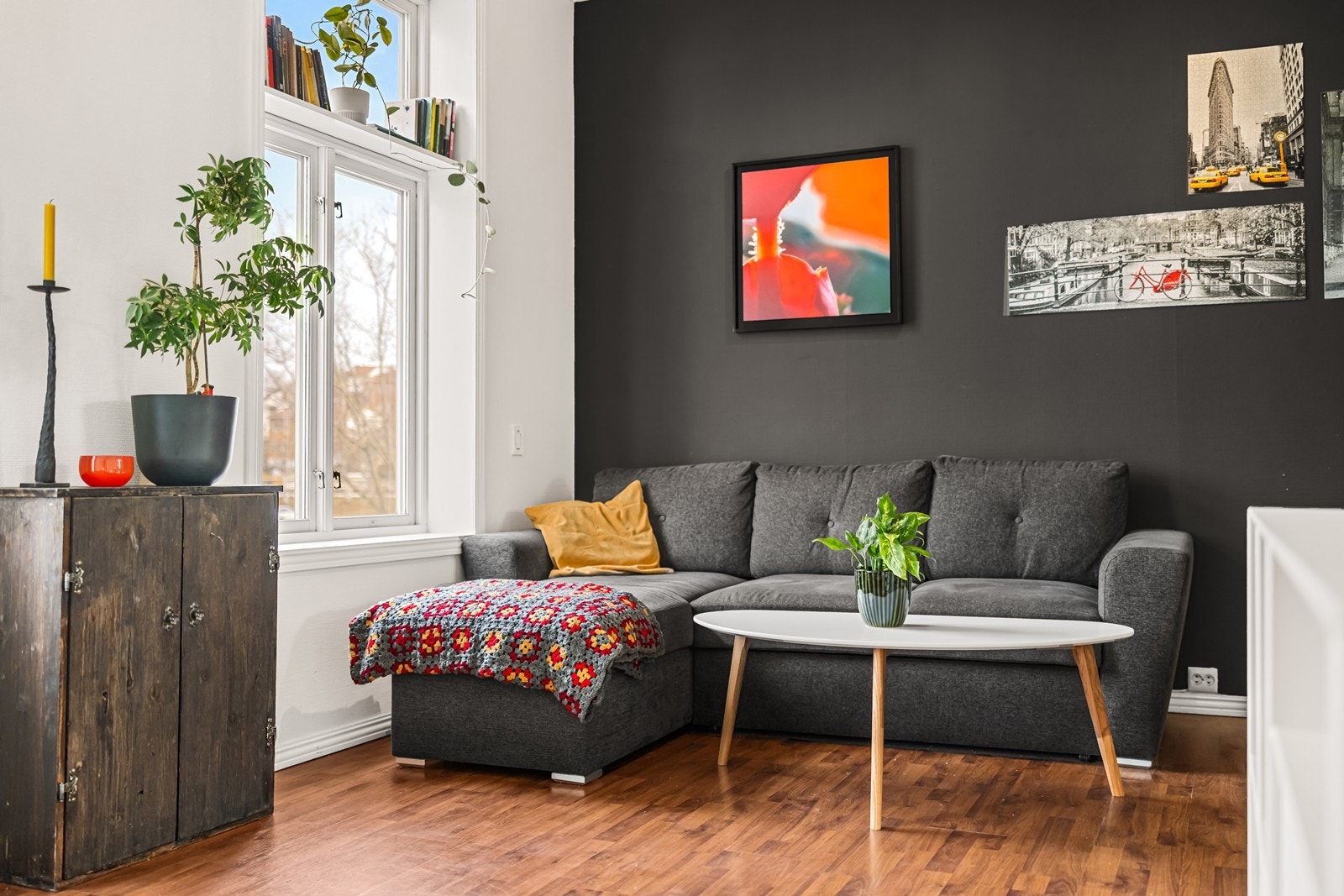 Gulvene i oppholdsrommene har laminat, og veggene er kledd med malt glassfiberstrie. Galleribilde