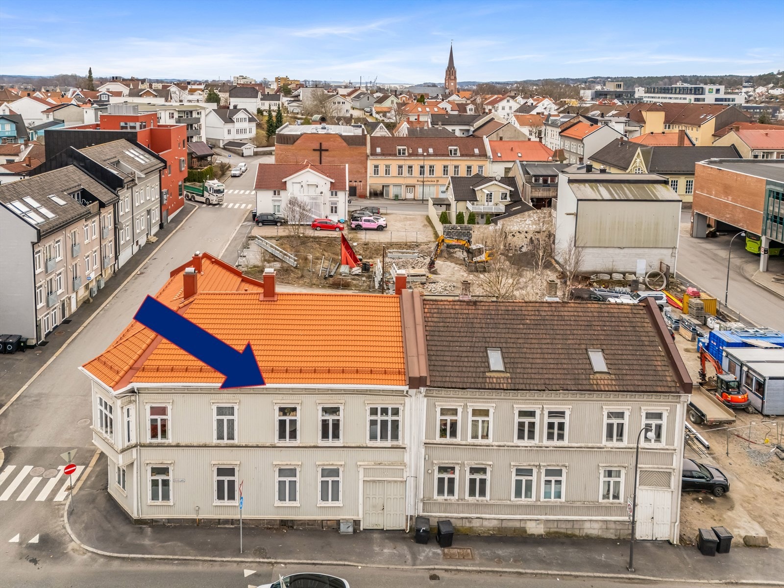 Leiligheten ligger i bygningens andre etasje, med en sentral beliggenhet i Fredrikstad sentrum. Galleribilde