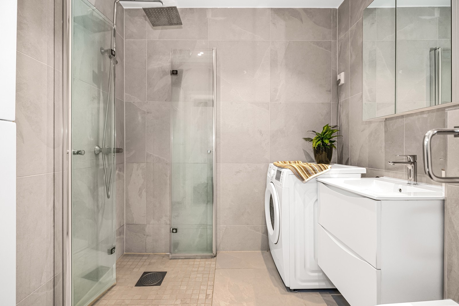 Badet ble pusset opp i 2024 med fliser, elektriske varmekabler og opplegg for vaskemaskin. Galleribilde