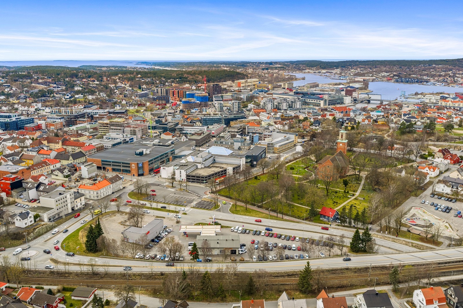 Kollektivtilbudet er svært godt, med Fredrikstad stasjon ca. 12 minutters gange unna for pendlere. Galleribilde