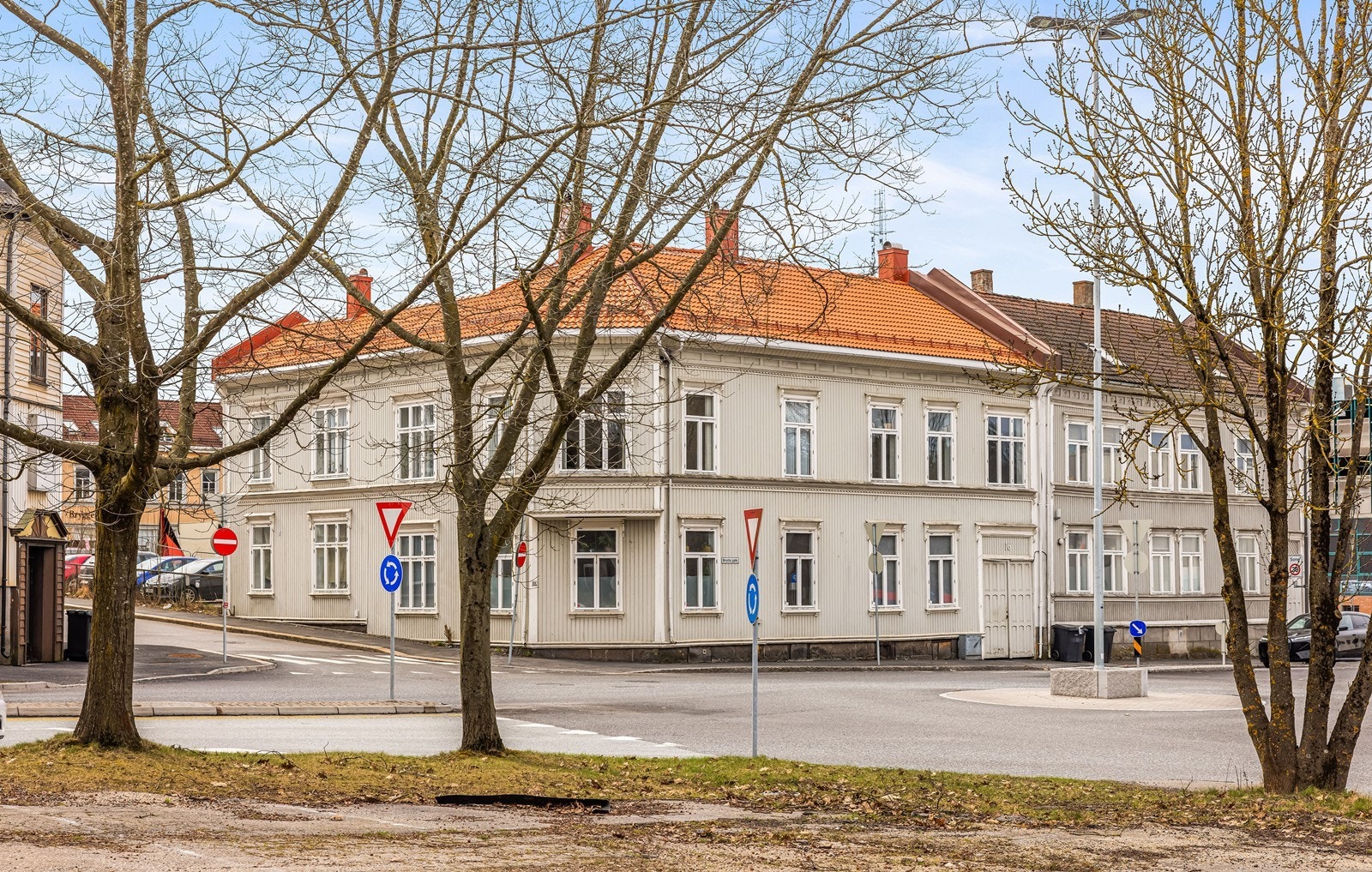 Bygården har en klassisk fasade med stående trekledning. Taket er tekket med betongtakstein. Galleribilde