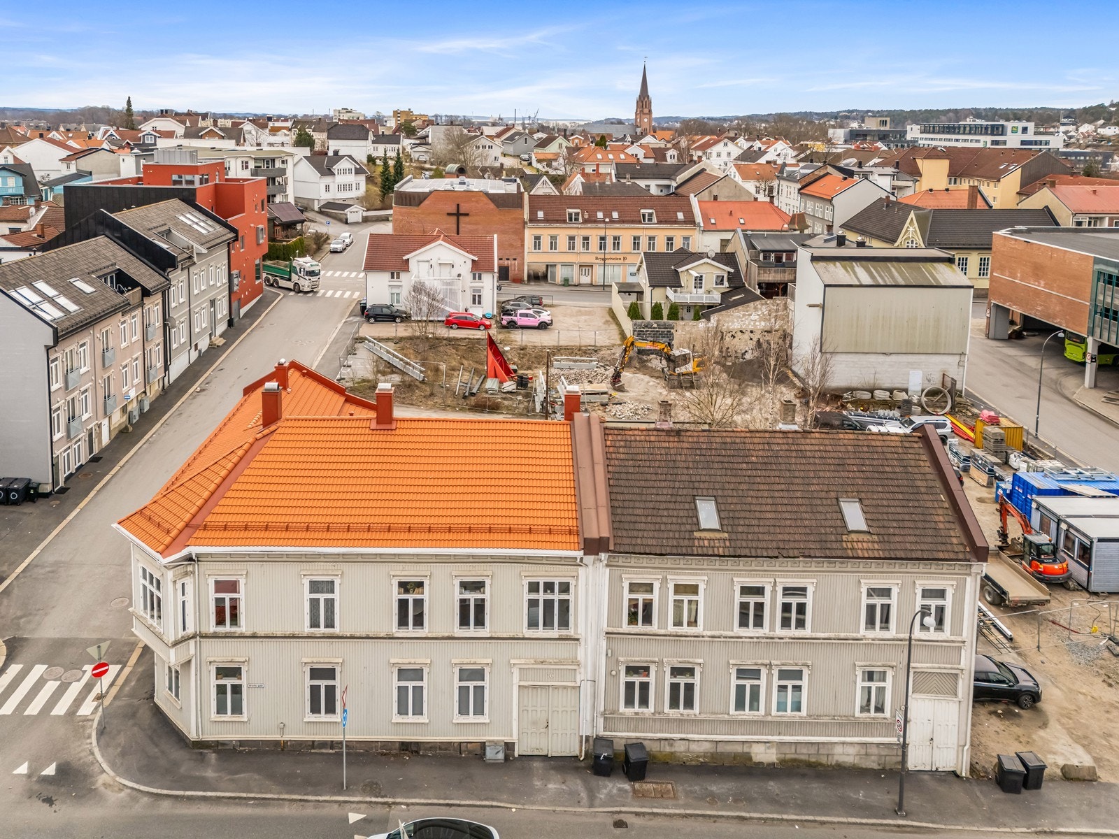 Leiligheten ligger i bygningens andre etasje, med en sentral beliggenhet i Fredrikstad sentrum. Galleribilde