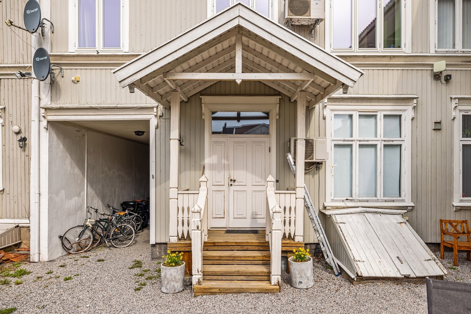 Adkomst til leiligheten via felles inngangsparti. Ny lyd- og brannklassifisert inngangsdør til leiligheten ble installert i 2024. Galleribilde