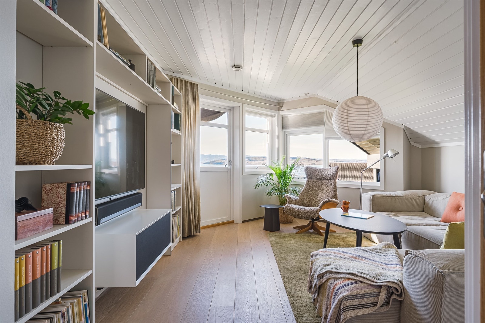 Loftstuen er et godt oppholdsrom med adkomst ut til balkongen. Galleribilde