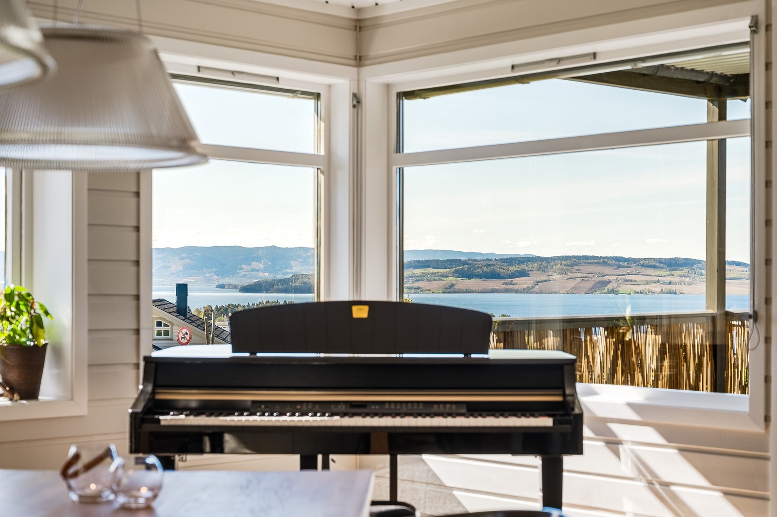 De store vindusflatene sørger for at både lys og utsikt slipper vakkert inn. Galleribilde