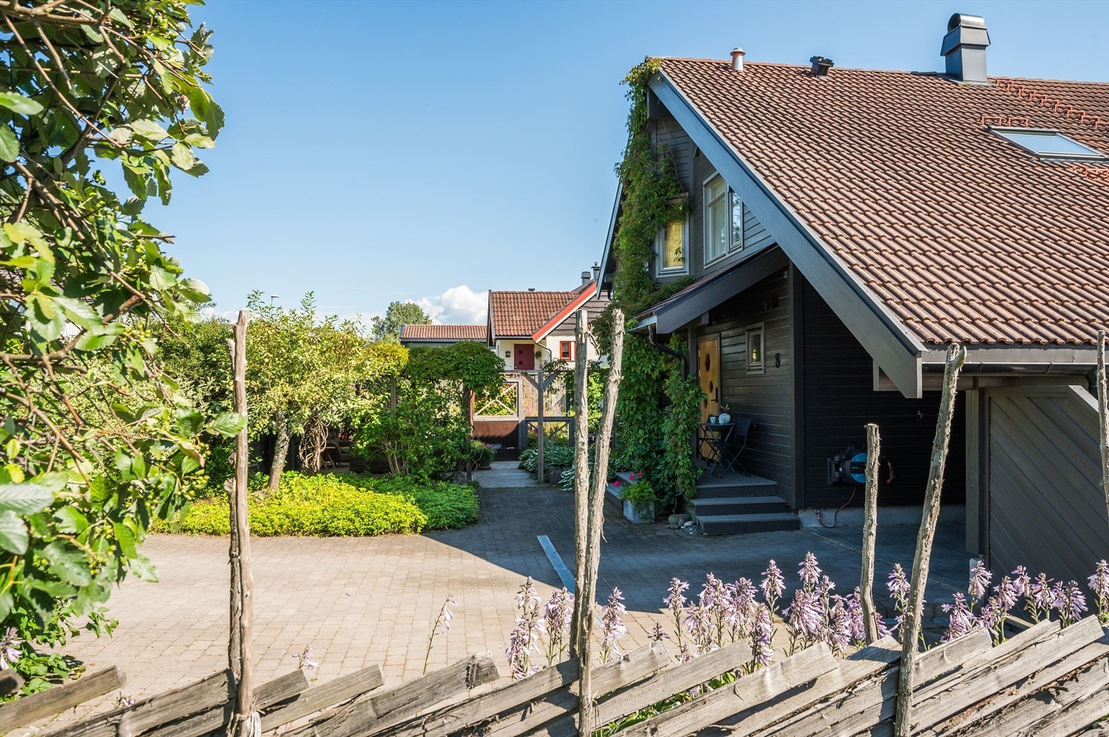 Carporten har el-billader fra 2017. Galleribilde