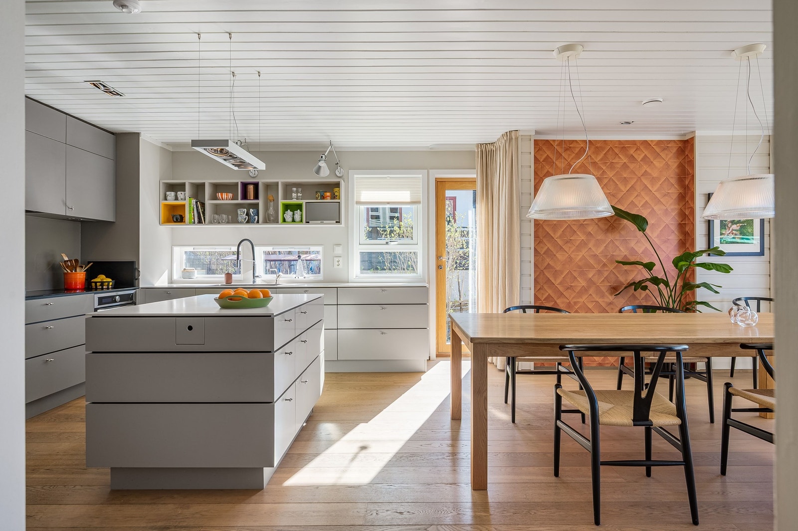 Kjøkkenet, som er designet av VOO design og håndbygget av møbelsnekker Kjetil Nygaard, imponerer med slette fronter, slitesterk laminatbenkeplate, herdet glassplate over benk. Galleribilde