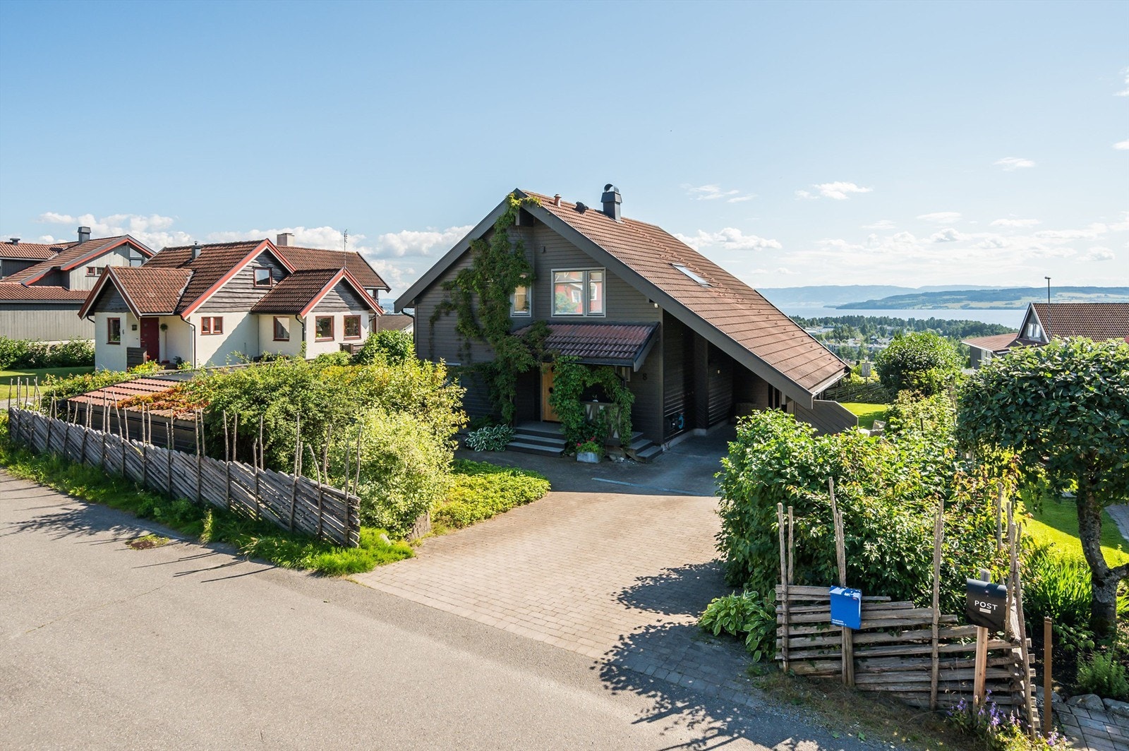 Tomten er pent innrammet av en skigard. Galleribilde