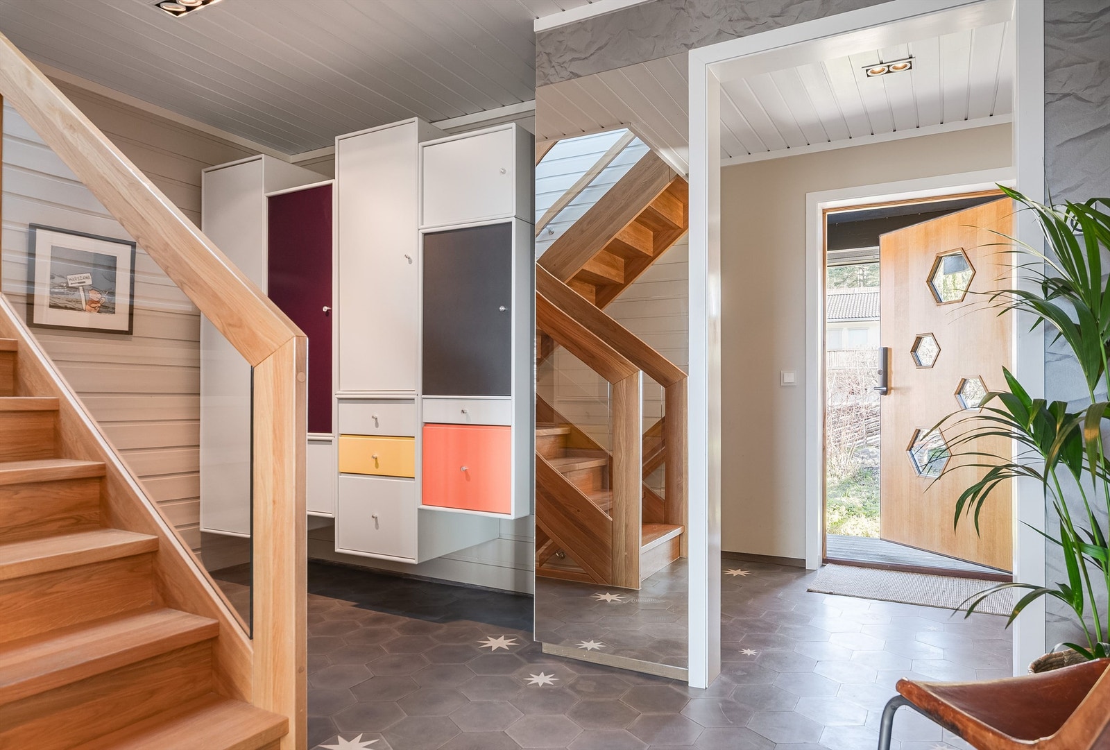 Inngangsdøren er spesialbestilt i massiv, oljet eik fra Bovalls dørbyggeri i Sverige (designet av Vilde Schumann). Trappen i huset er et blikkfang i lakkert eik og glass fra Escalia. Galleribilde