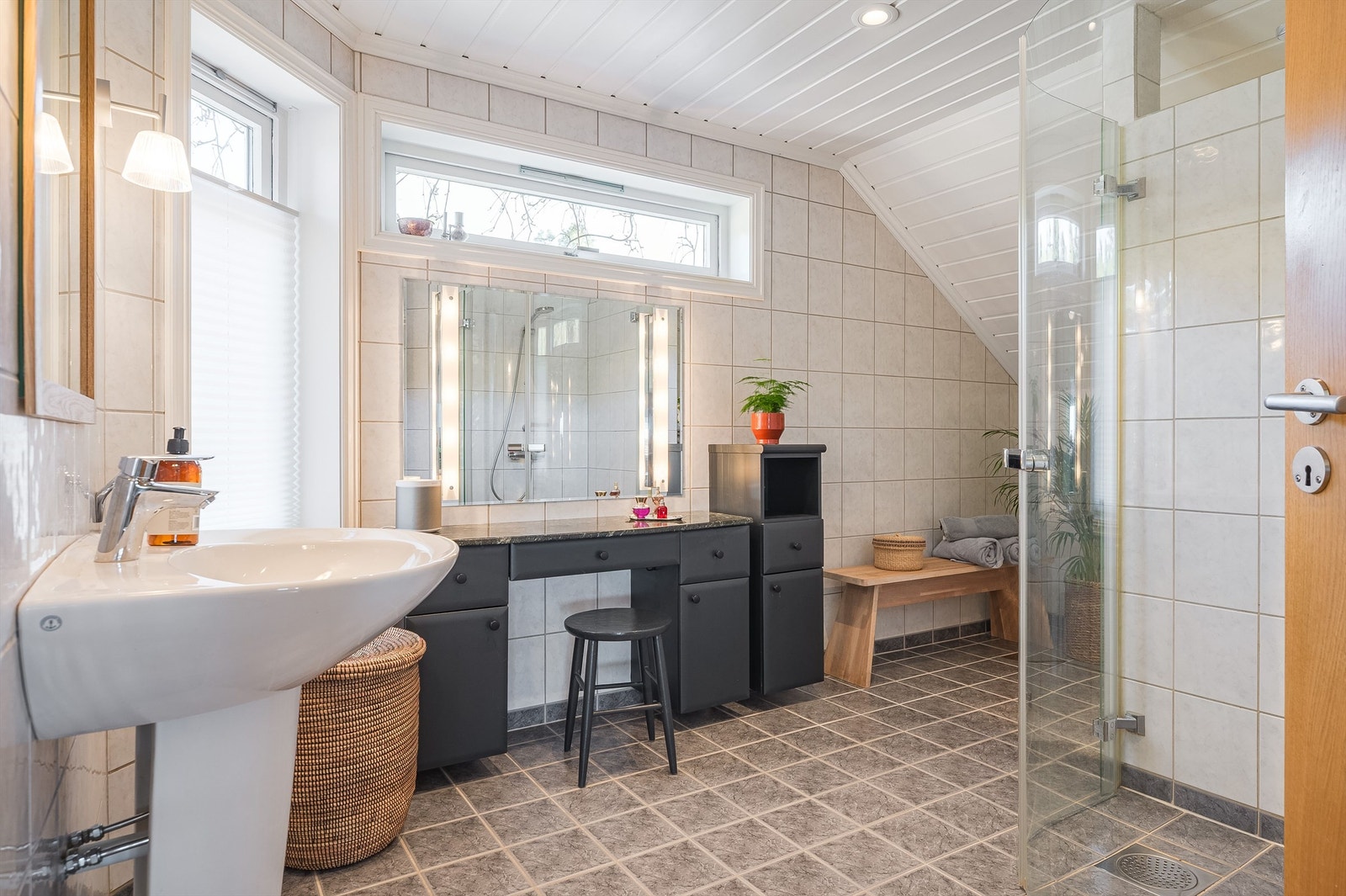 Badene i boligen romslige og gode, begge med gulvvarme. Bildet er fra badet i 2. etasje. Galleribilde