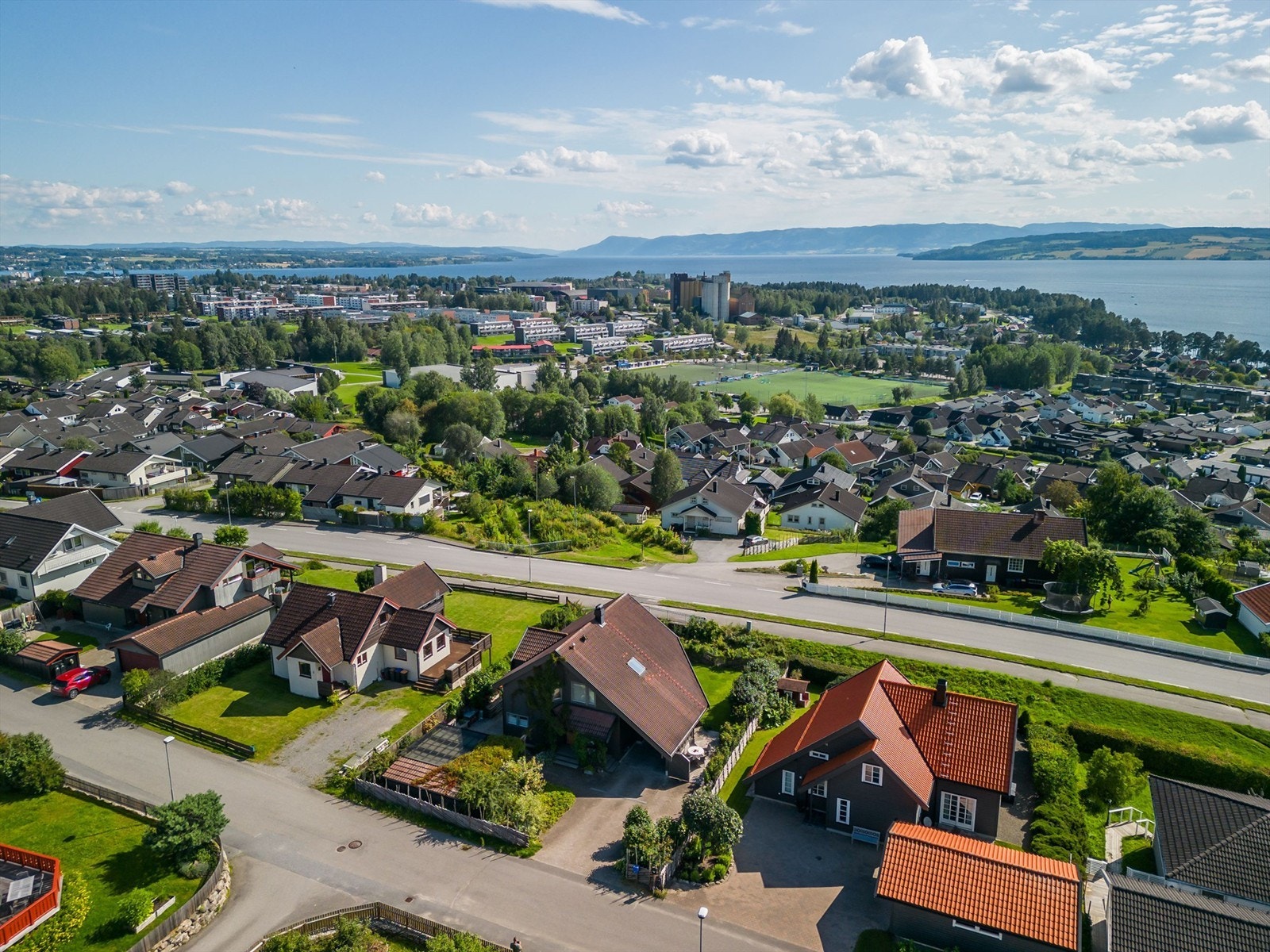 Høyt og fritt beliggende med særdeles gode sol og lysforhold samt en nydelig utsikt over Mjøsa, Hamar og de omkringliggende områder. Galleribilde