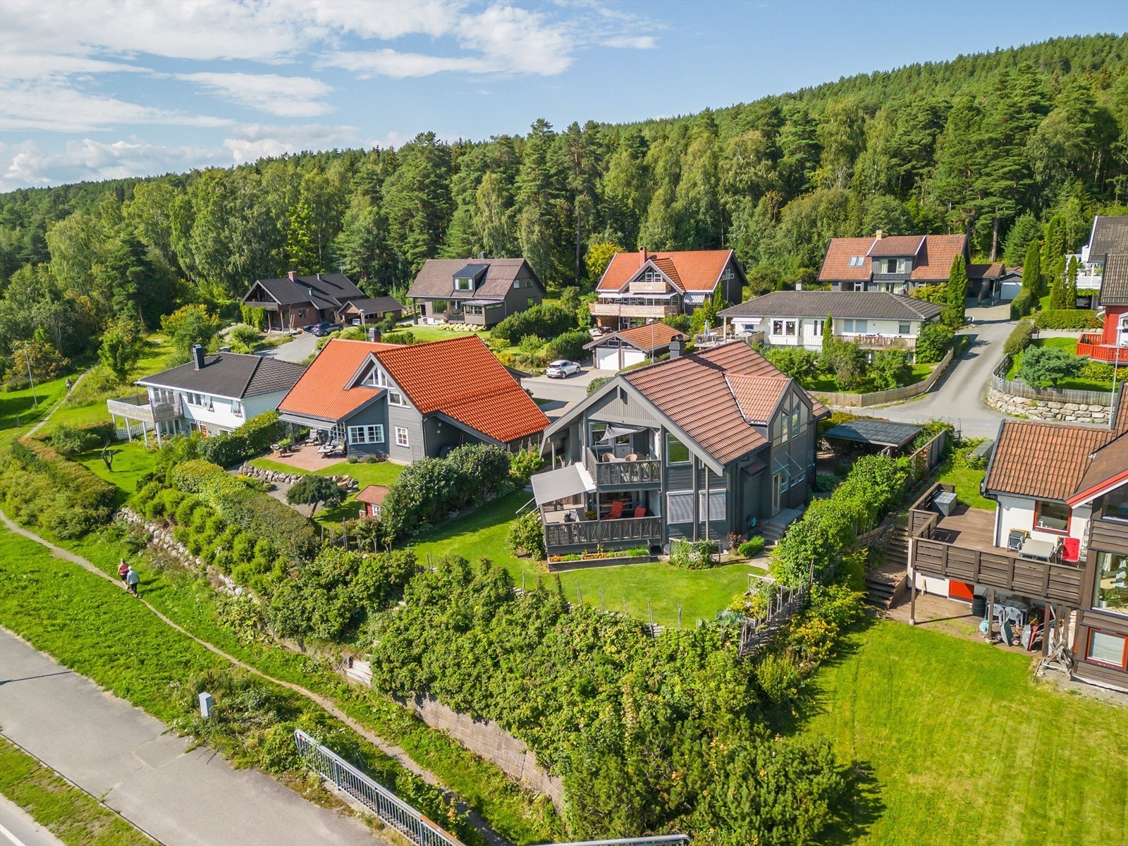 Velkommen til Skogbrynet 8! Enebolig utenom det vanlige! En bolig som kombinerer særpreg og sjel med gjennomført stil og moderne standard. Galleribilde