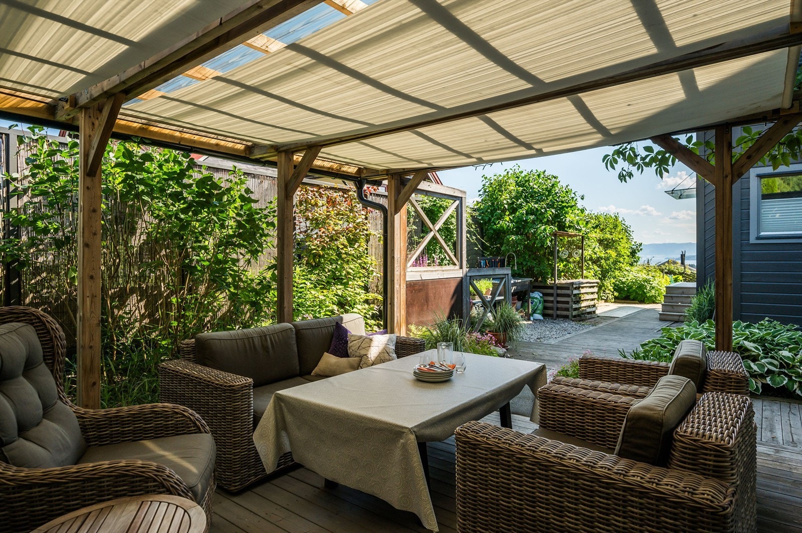 Pergola og uteområde. Galleribilde