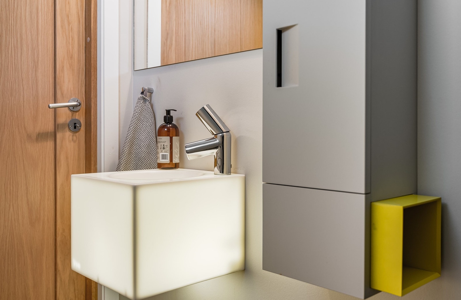 Gjestetoalettet i 1. etasje har spesiallaget vask i corian med innebygd lys og vakre marokkanske fliser på veggen. Galleribilde