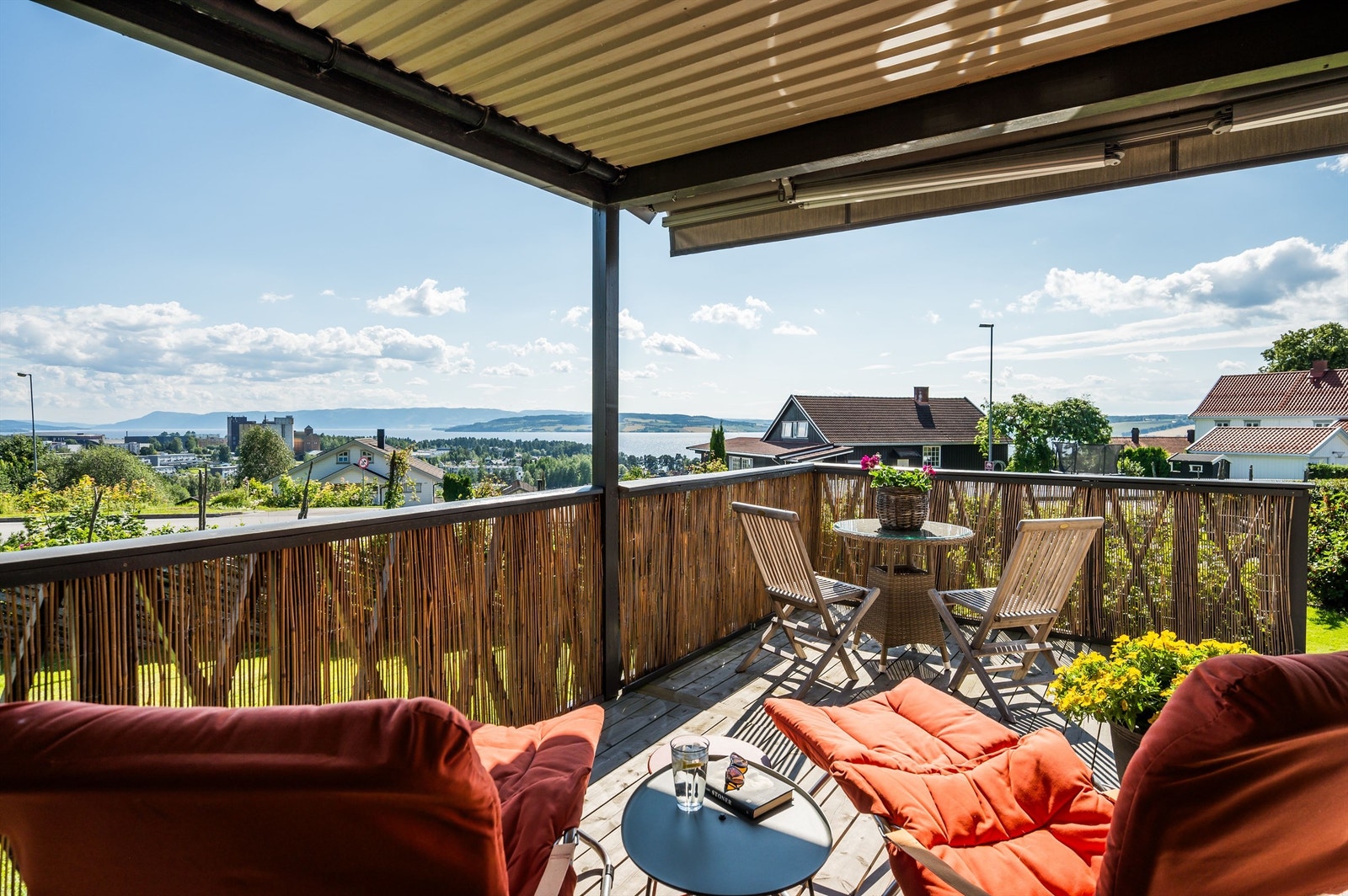 Adkomsten til terrasse og balkong fra stue og loftstue gir en herlig forlengelse av oppholdsrommene på varme dager. Galleribilde