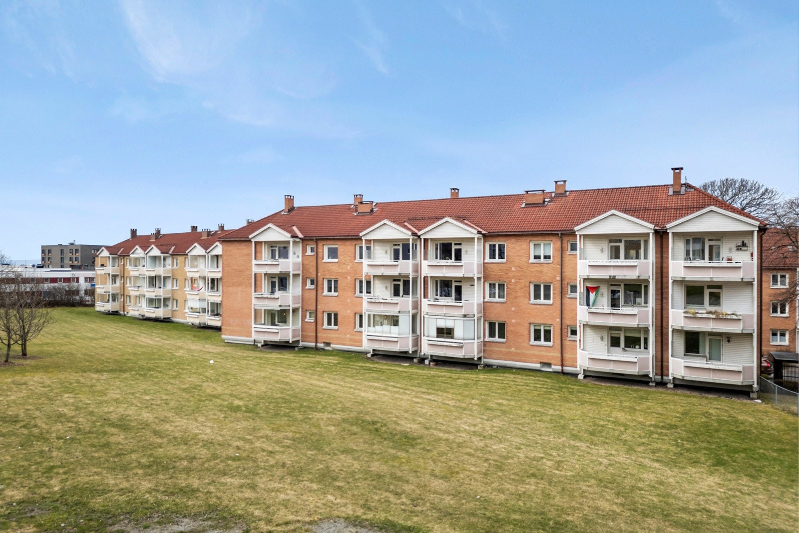 Området har en fin blanding av velholdte blokker og åpne grøntarealer. Borettslaget eier 70 mål tomt opparbeidet til park. Her finnes en idyllisk andedam, lekeplasser, basketbane, turnhall og tennisbane m.m. Galleribilde