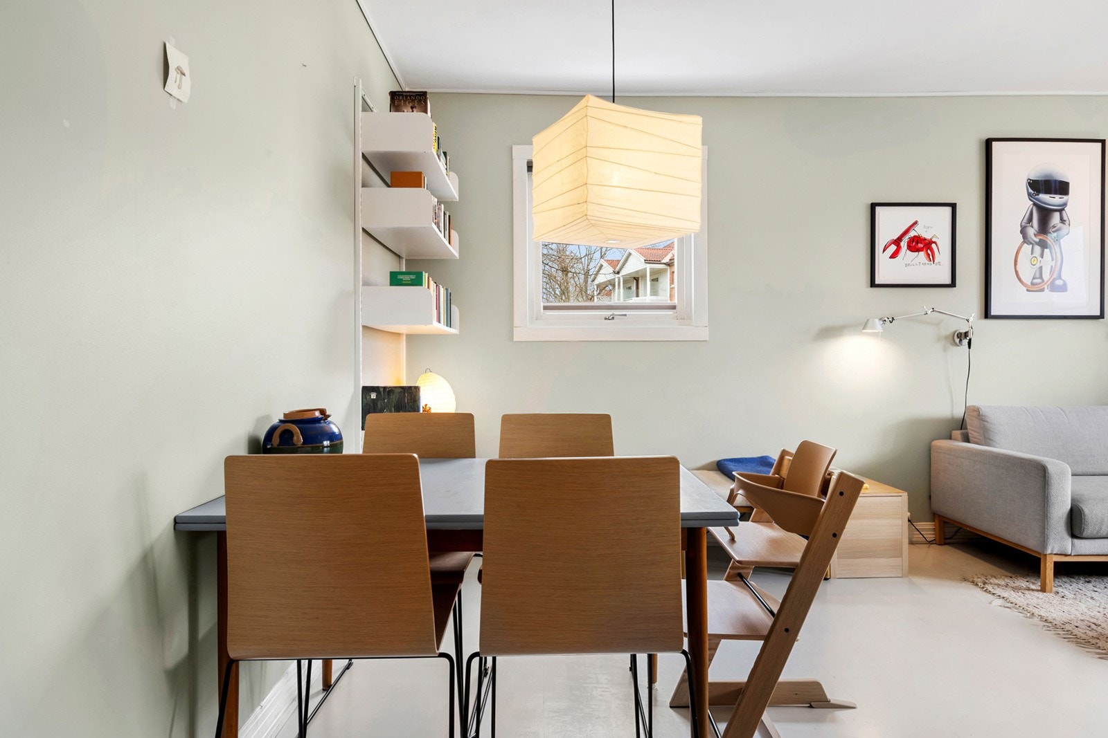 Lys og romslig stue med store vindusflater som slipper inn rikelig med lys og luft. Her det det god plass for sofa, tilhørende salongbord, tv-seksjon og spisebord. Galleribilde