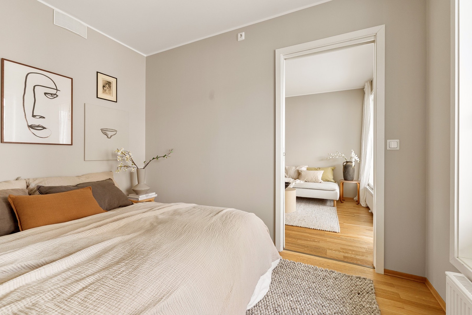 Rommet har skyvedør - dette gjør det mye enklere å innrede både soverom og stue. Galleribilde
