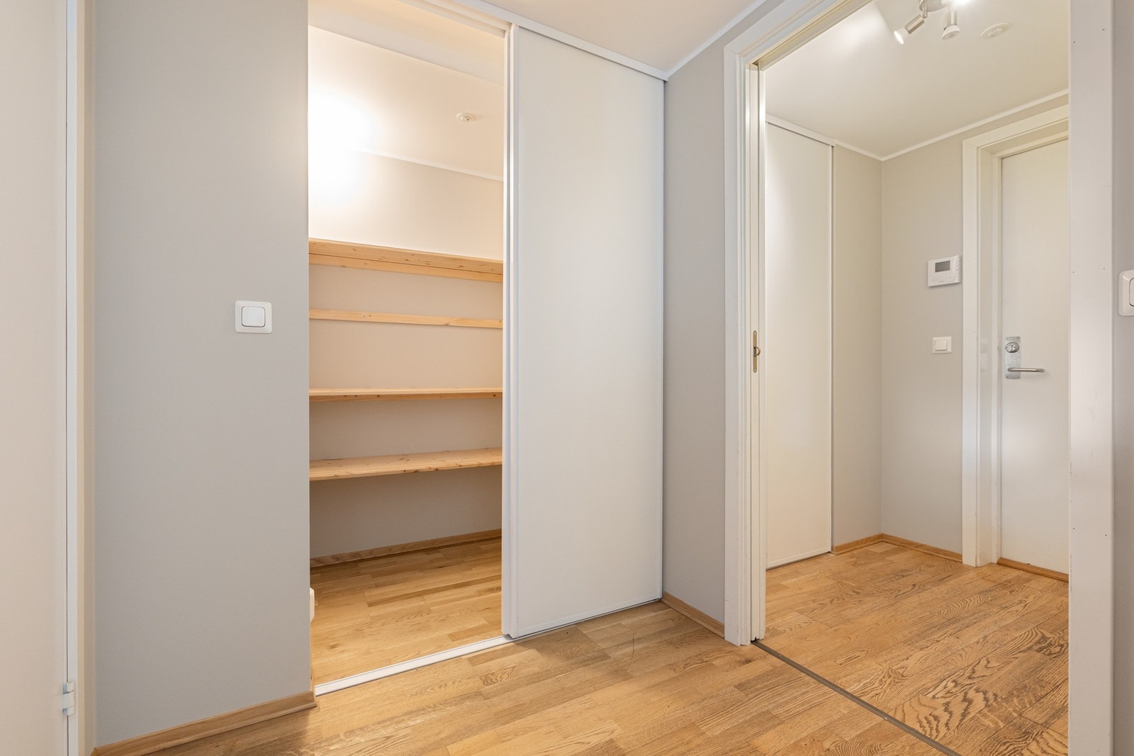 Entréen har gode oppbevaringsmuligheter. Dette er supert for å holde leiligheten ryddig. Galleribilde