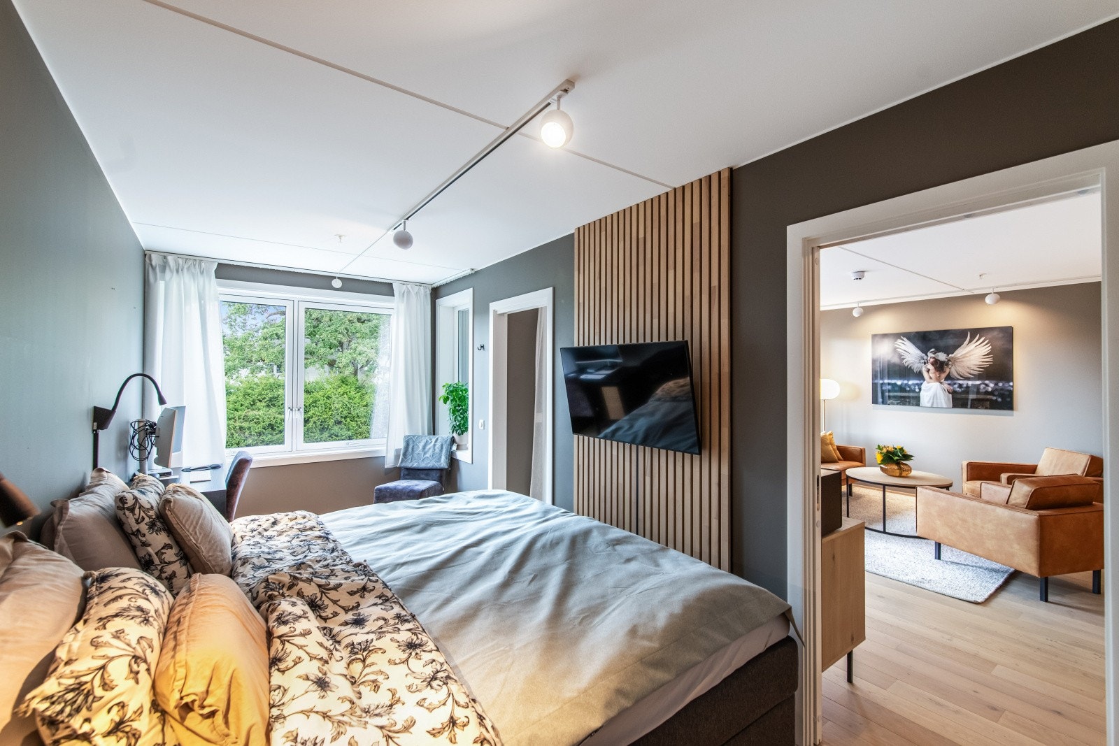Hovedsoverommet og ett av de andre har fondvegg med eikespiler, som gir et trendy og eksklusivt inntrykk. Galleribilde