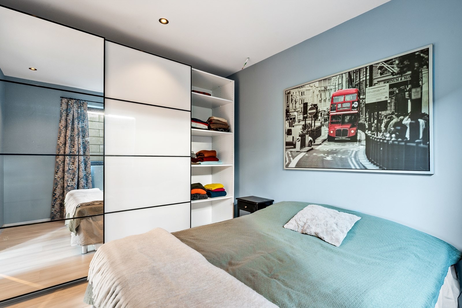 Hovedsoverom er romslig med plass til garderobe. Galleribilde