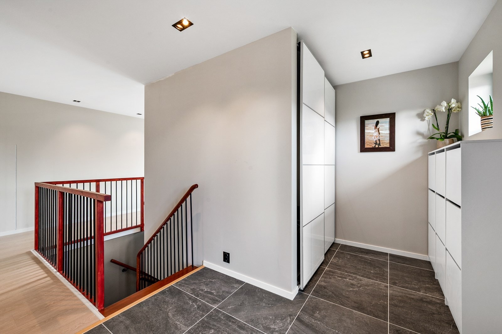 Entréen har gulvvarme og skyvedørsgarderobe med glatte fronter. Galleribilde
