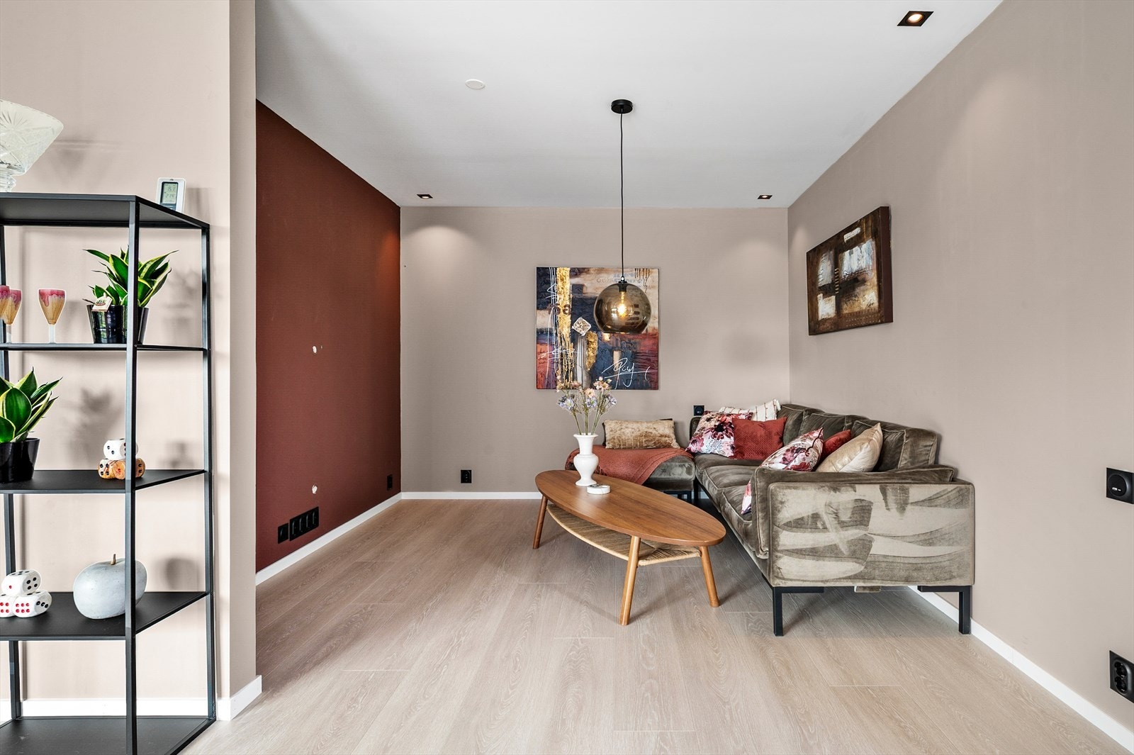 Stuen er romslig med plass til en egen sofakrok. Galleribilde