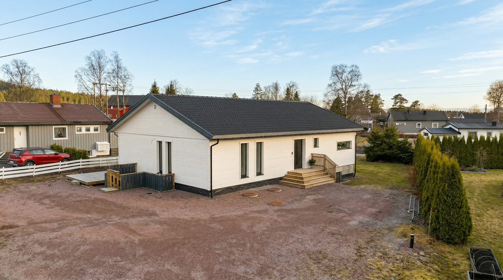 Boligen har stor gårdsplass og egen inngang til utleiedel i underetasjen. Galleribilde
