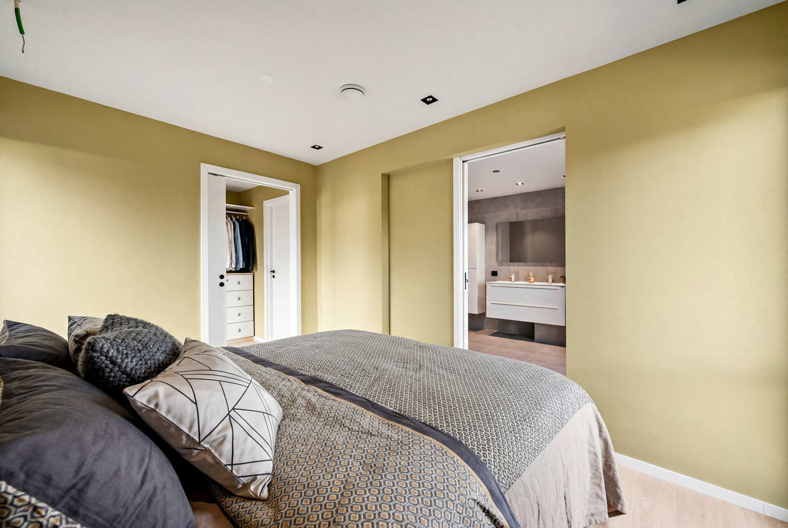 Hovedsoverommet har god størrelse med egen inngang til bad og walk-in closet. Galleribilde