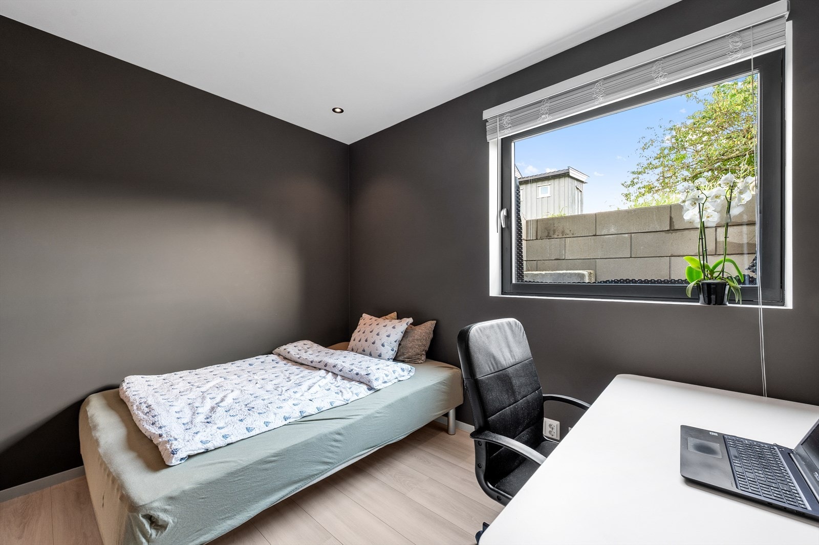 Plass til skrivepult og seng. Galleribilde
