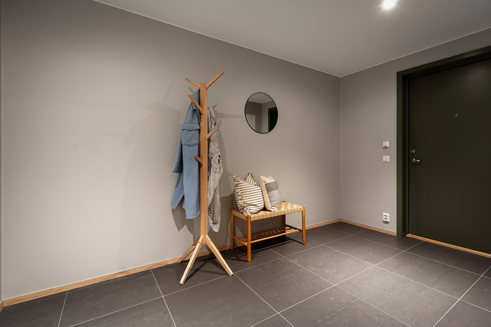Du ønskes velkommen inn i en romslig entré med god plass til yttertøy. Galleribilde