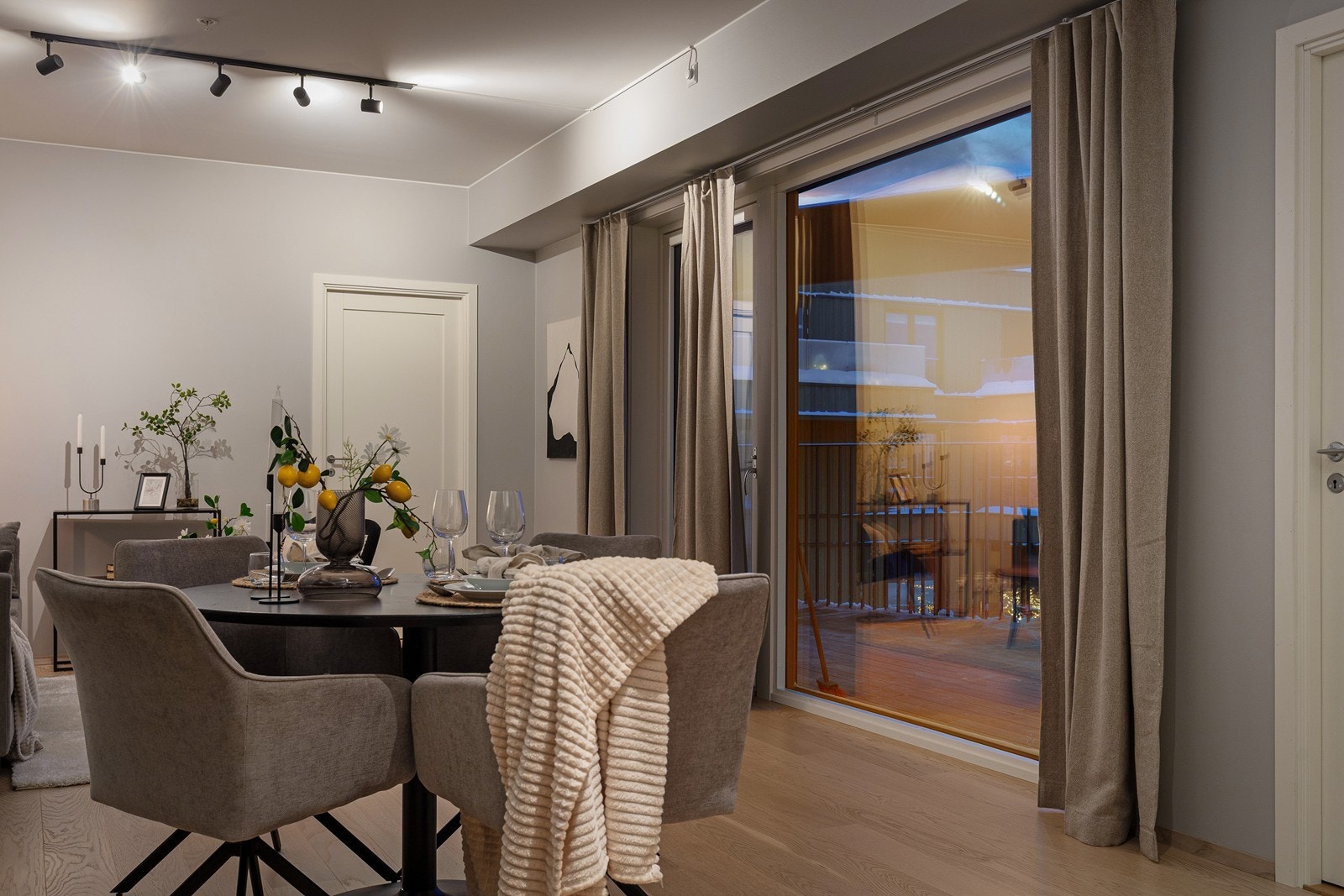 Store skyvedører i glass fra gulv til tak gir rikelig med lys og direkte utgang til balkongen. Galleribilde